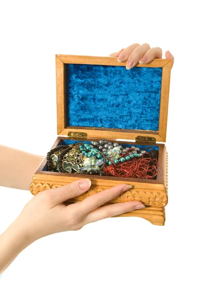 Mãos de mulher com caixa de jóias — Fotografia de Stock