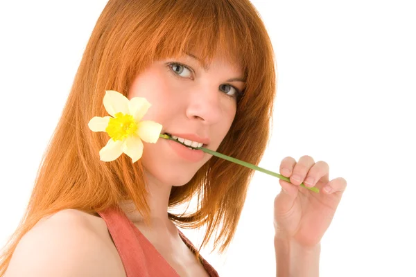 Ung flicka med en blomma — Stockfoto