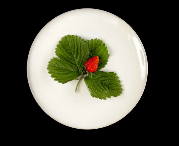 Φράουλα με φύλλα στο άσπρο πιάτο — Φωτογραφία Αρχείου