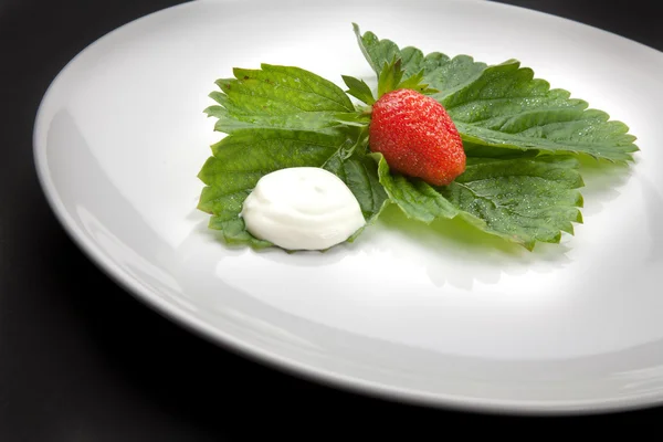 Ein Teller mit Erdbeere und Sahne — Stockfoto