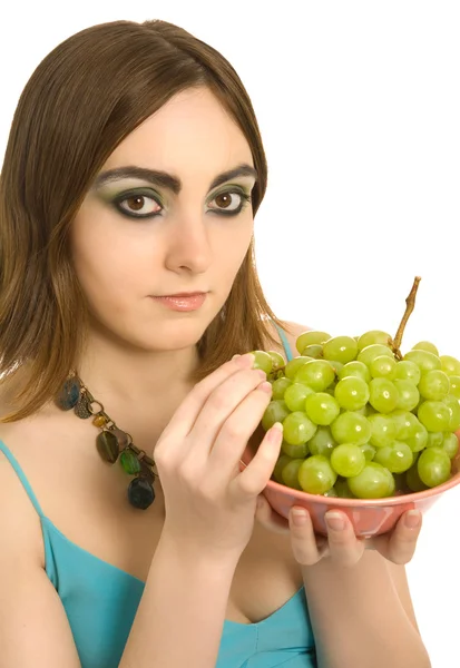Žena s deskou zelených hroznů — Stock fotografie