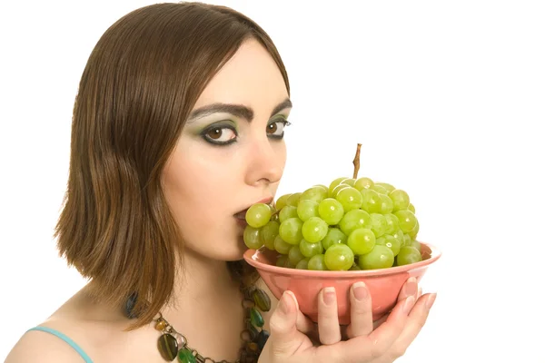 Femme avec une assiette de raisins verts — Photo