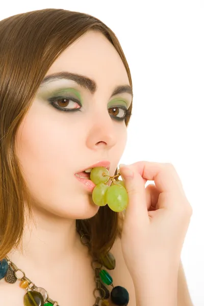 Femme avec du raisin dans la bouche — Photo