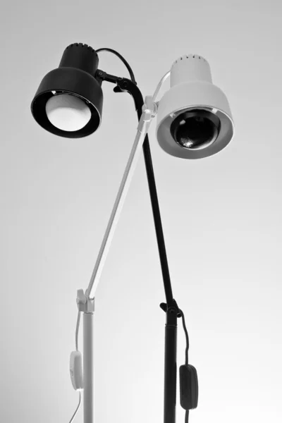 Siyah ve beyaz lambalar (odak yer siyah) — Stok fotoğraf