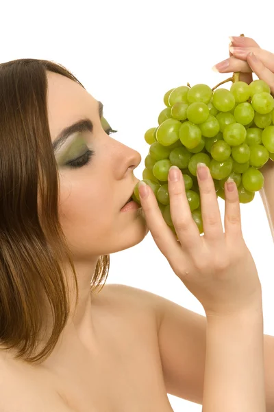 Женщина с кучей зеленого винограда — стоковое фото