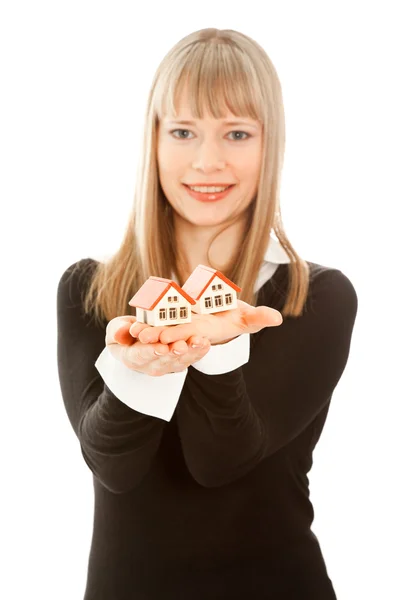Imagen de la mujer sosteniendo dos casas (enfoque en la casa ) —  Fotos de Stock
