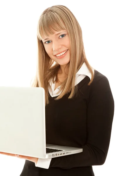 Kvinna med laptop ser till kameran — Stockfoto
