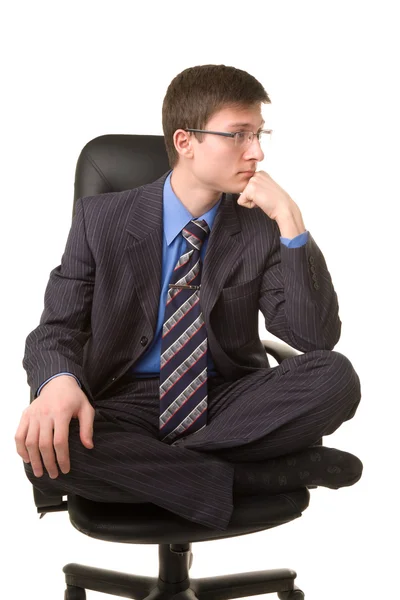 Фото молодого человека, сидящего в позе лотоса — стоковое фото