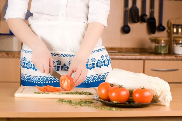토마토를 절단 하는 여자의 손 — 스톡 사진