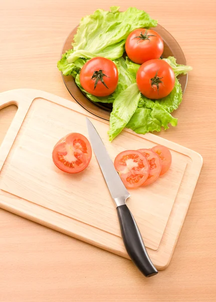 Plate with tomatos and lettuce — Stock Photo, Image