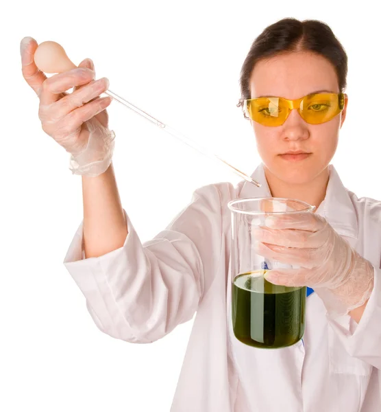 Młoda kobieta podejmowania badań laboratoryjnych — Zdjęcie stockowe