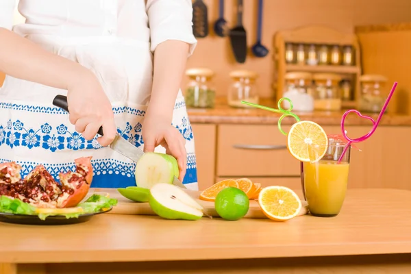 Kvinnans händer skära äpple — Stockfoto