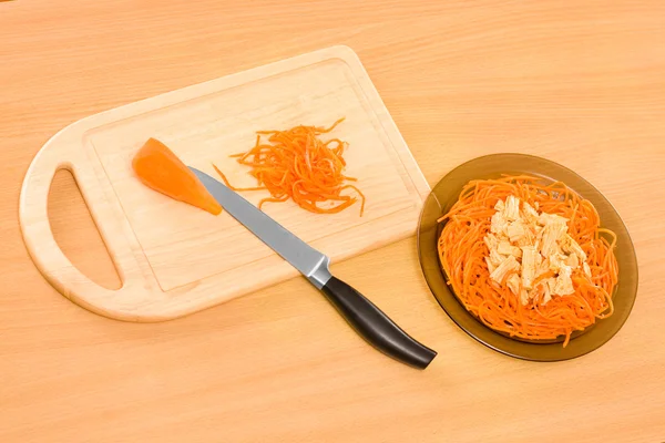 Zanahoria y cuchillo —  Fotos de Stock