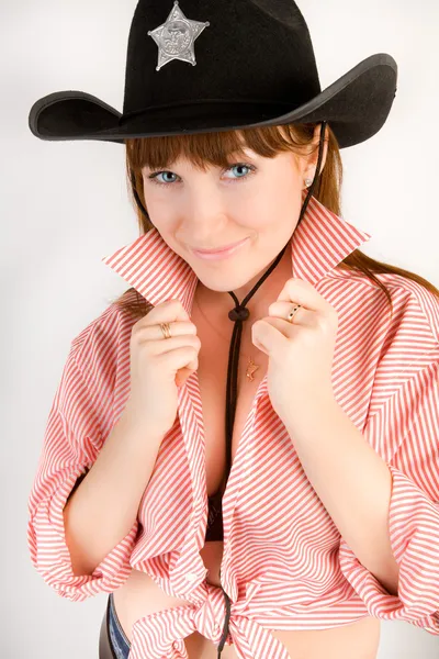 Kırmızı saçlı kovboy kız kameraya bakarak siyah şapka — Stok fotoğraf