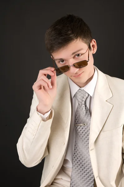 Fiatal férfi napszemüvegben — Stock Fotó