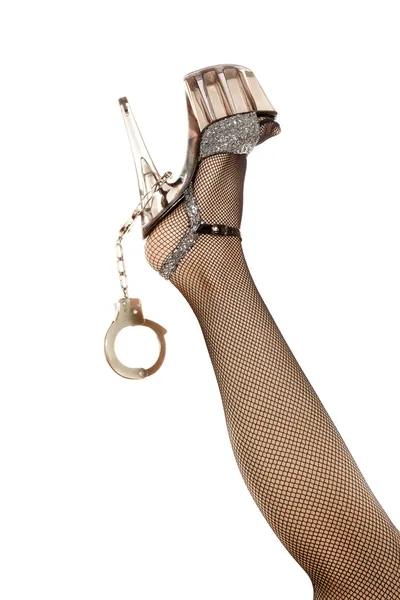 Frauenbein mit Schuhen und Handschellen — Stockfoto