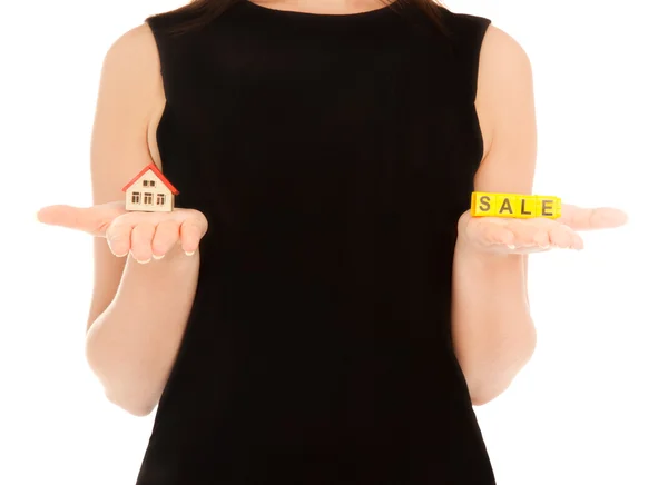 Ženské ruce drží klíče a dům — Stock fotografie