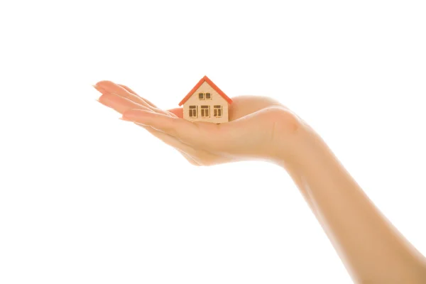 Mulher mão com uma pequena casa — Fotografia de Stock