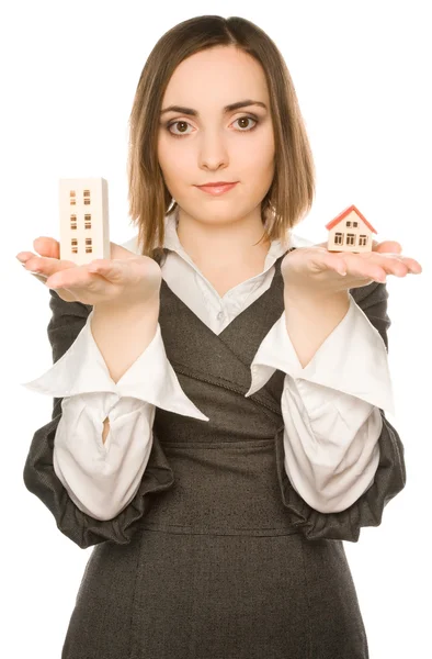Bild av en ung kvinna som erbjuder två byggnader — Stockfoto