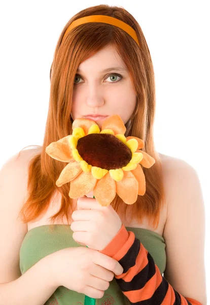 大きな笑顔の花を保持している赤い髪の女の子 — ストック写真