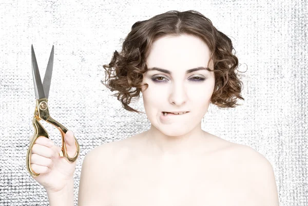 Mladá žena s nůžkami — Stock fotografie