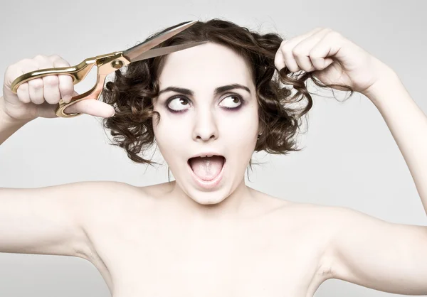 Kobieta obcinająca włosy — Zdjęcie stockowe