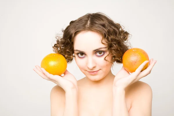 Hermosa chica sosteniendo pomelos — Foto de Stock