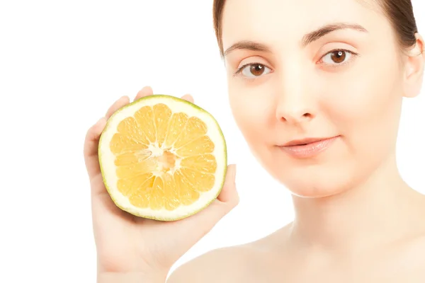 Vacker kvinna med gröna grapefrukt — Stockfoto