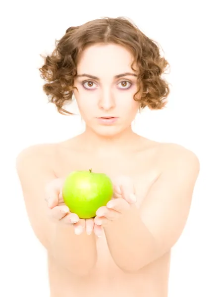 Dziewczyna trzyma jabłko (punkt skupienia na jabłko) — Zdjęcie stockowe