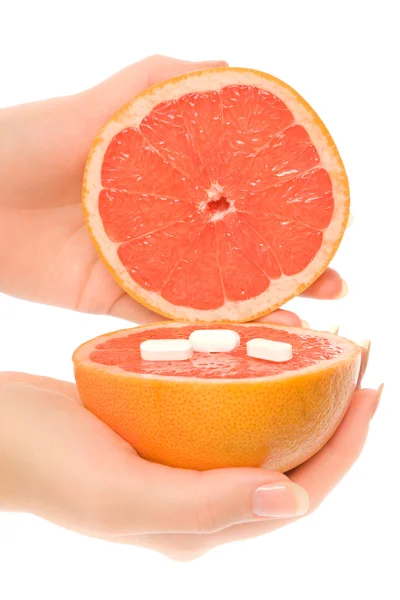 Vrouw handen met twee stukken van grapefruit — Stockfoto
