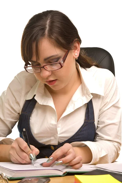 Junge Geschäftsfrau mit Brille schreibt — Stockfoto