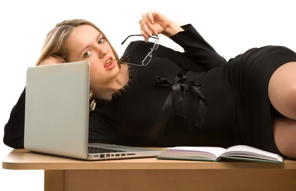 Молодая секретарша лежит на столе — стоковое фото