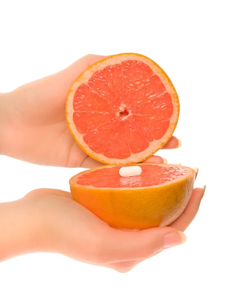 Kvinners hender med to stykker grapefrukt – stockfoto