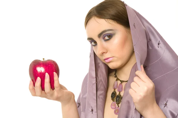 Женщина с красным яблоком — стоковое фото