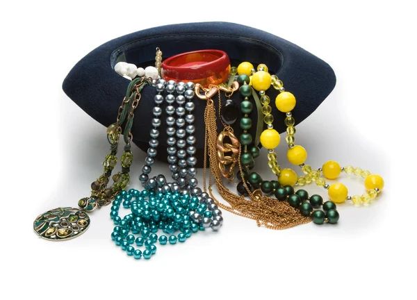 Viele Perlen und Armband im Hut — Stockfoto
