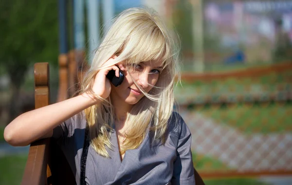 携帯電話と話している女性 — ストック写真