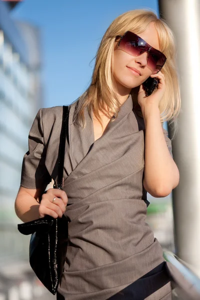 Mulher bonita com celular — Fotografia de Stock