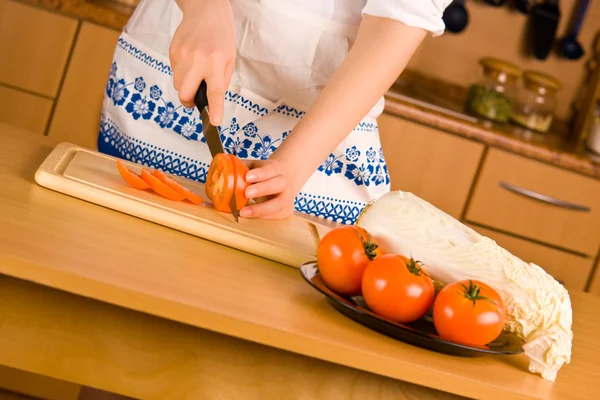 Tangan wanita memotong tomat. — Stok Foto