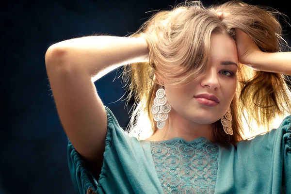 Hermosa mujer en vestido mirando a la cámara — Foto de Stock