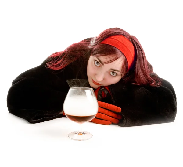 लाल बालों वाली लड़की कॉन्यैक के ग्लास के साथ — स्टॉक फ़ोटो, इमेज