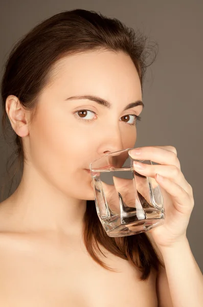 美しいヌードの女性、水を飲む — ストック写真