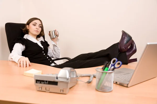 Mladá podnikatelka relaxační v kanceláři — Stock fotografie