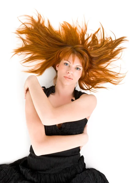 Mulher de cabelo ruivo bonita deitada no chão — Fotografia de Stock