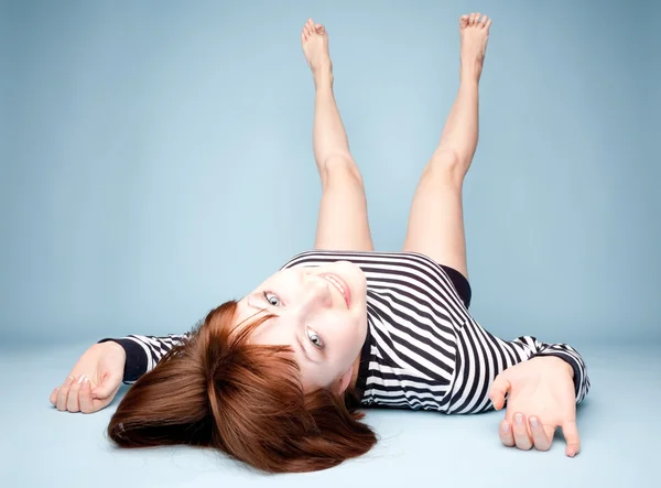 Leende flicka liggande uppochner — Stockfoto