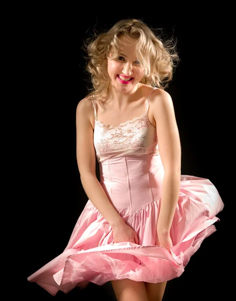 Elbise çırpınan ile gülümseyen kız — Stok fotoğraf
