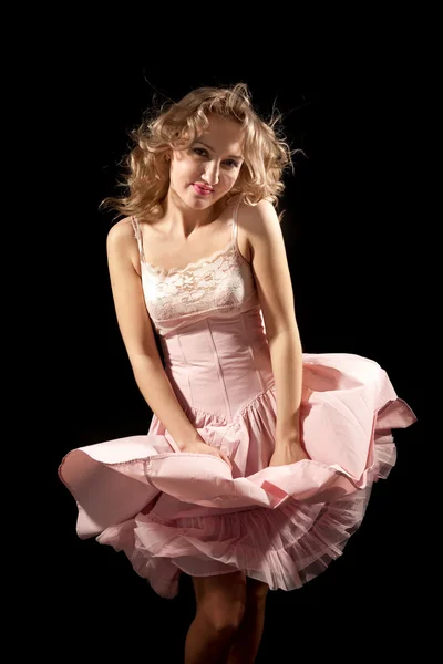 Rubia joven con falda revoloteando — Foto de Stock