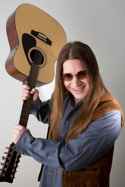 Άνθρωπος με κιθάρα και γυαλιά ηλίου — Φωτογραφία Αρχείου