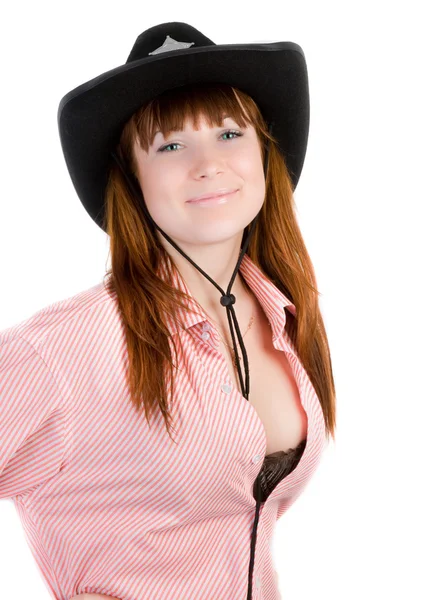 Cowgirl de cabelos vermelhos em chapéu preto olhando para a câmera — Fotografia de Stock