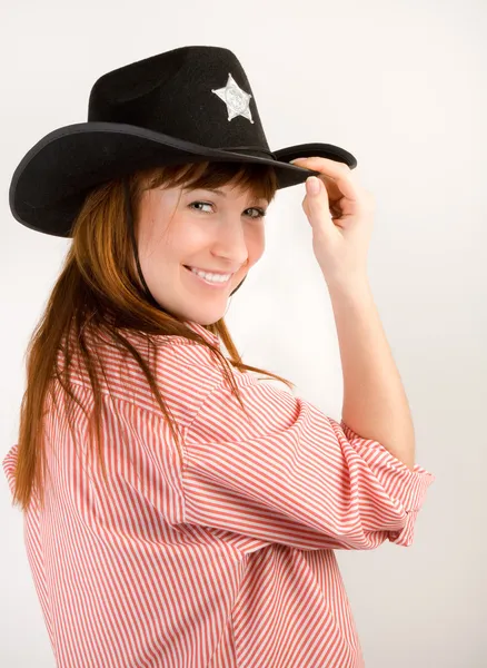 Vörös hajú cowgirl kalapját keres, hogy a kamera — Stock Fotó