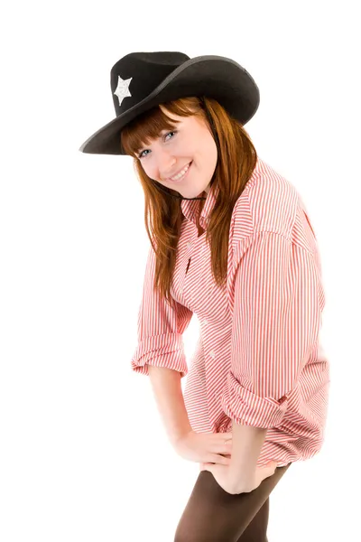 Cowgirl de cabelos vermelhos em chapéu preto olhando para a câmera — Fotografia de Stock
